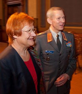 Presidentti Halonen ja puolustusvoimain komentaja kenraali Ari Puheloinen. Copyright © Tasavallan presidentin kanslia